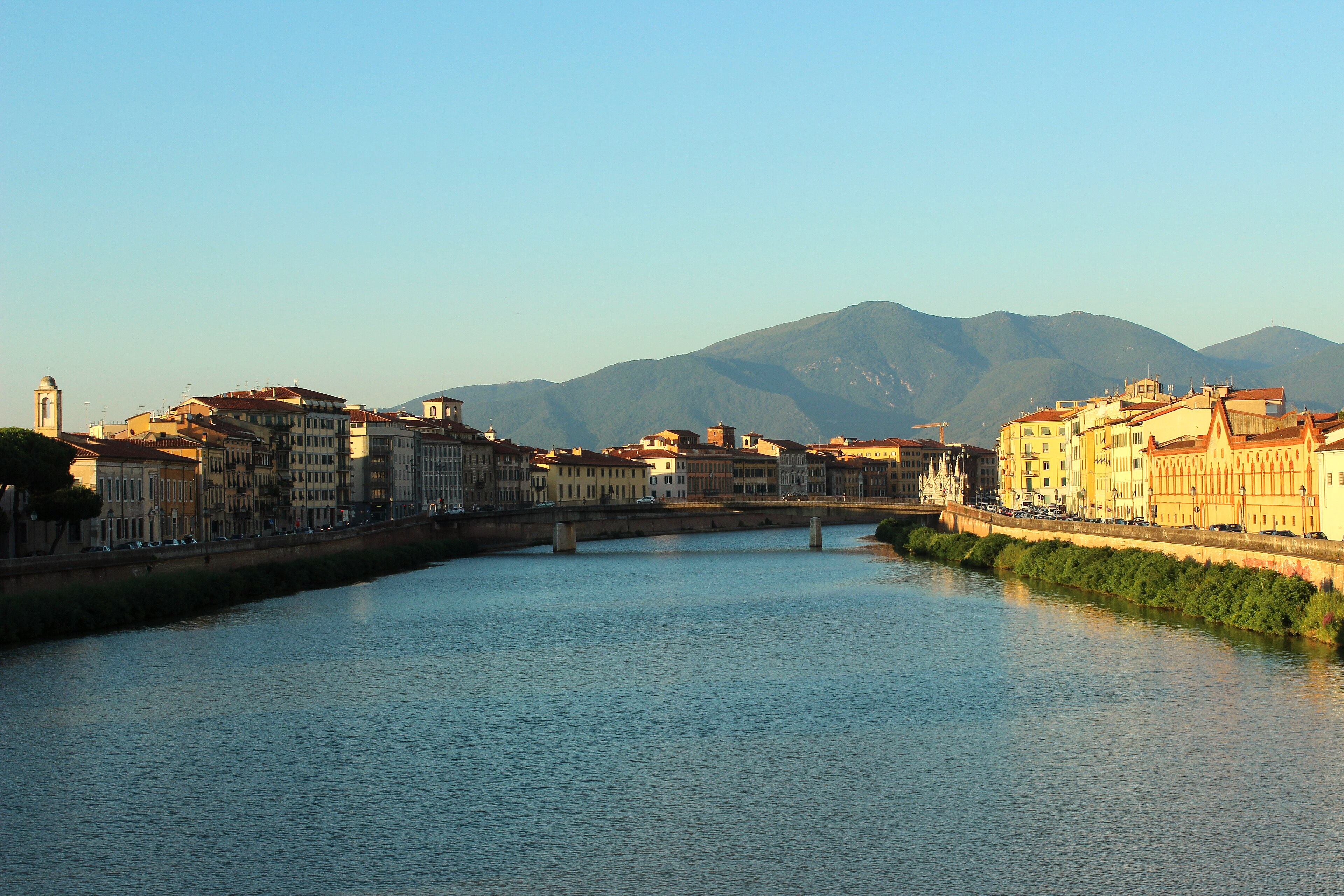 Pisa — I Lungarni di Pisa con il Monte Pisano