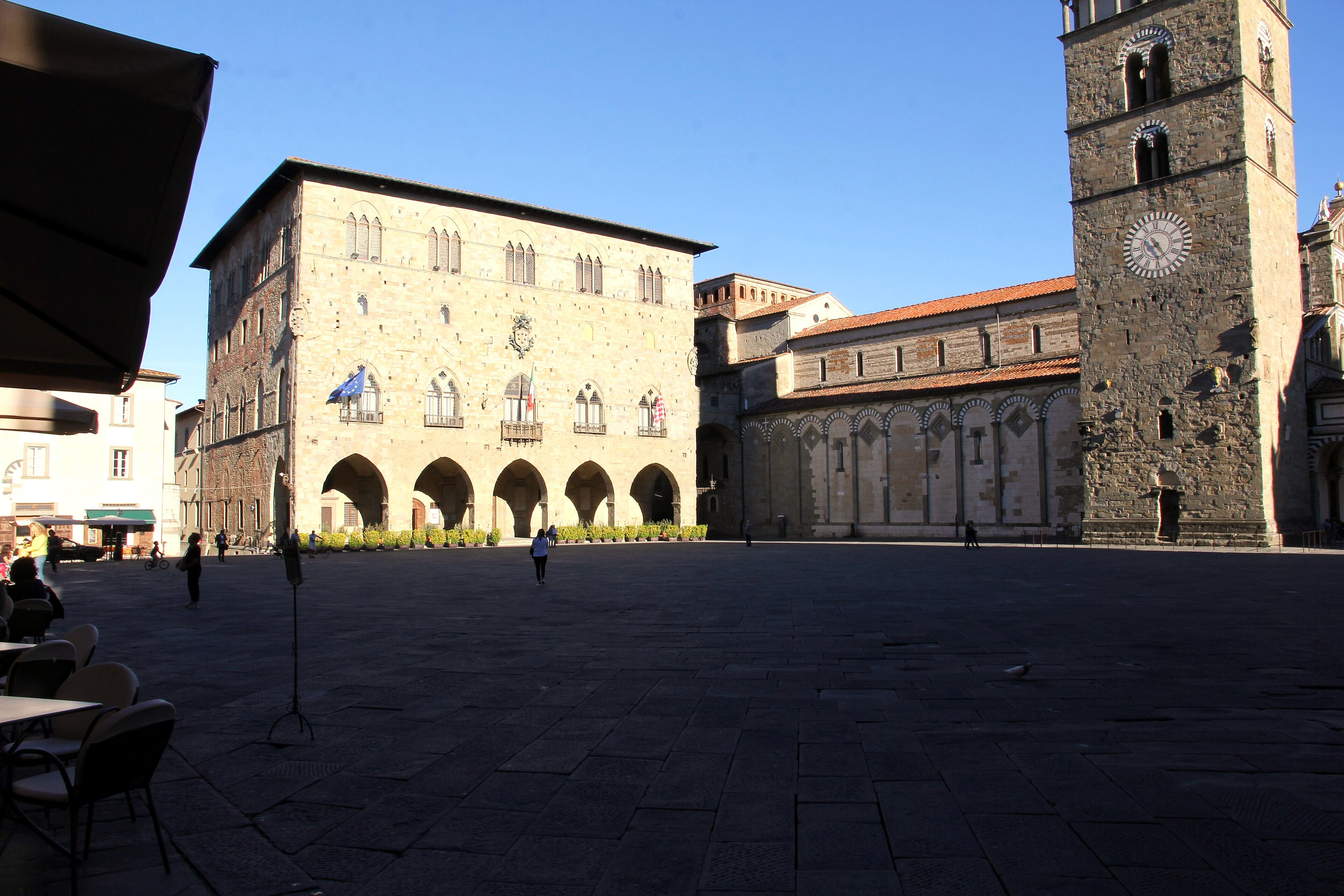 Pistoia — Piazza del Duomo, il Palazzo Comunale e il campanile
